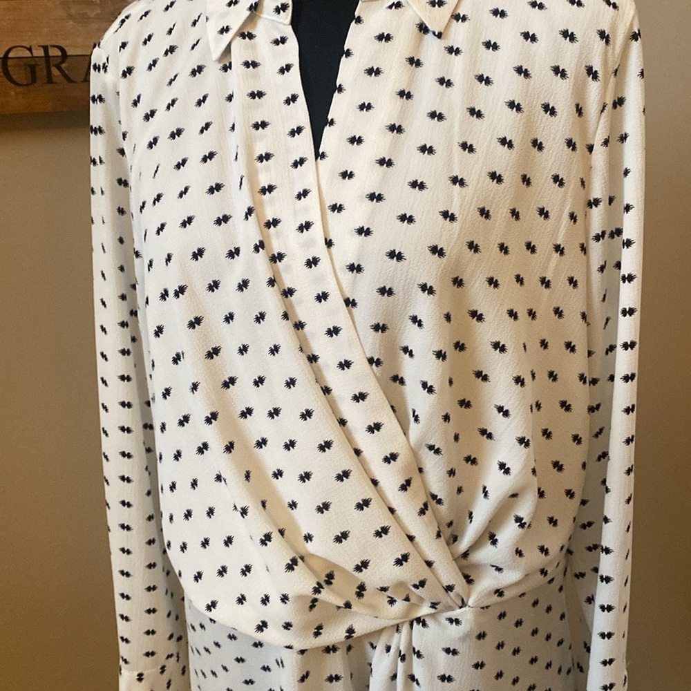 VINCE CAMUTO peplum blouse w/sm bl geo pattern on cream Sz L, modesty snap - Picture 2 of 9